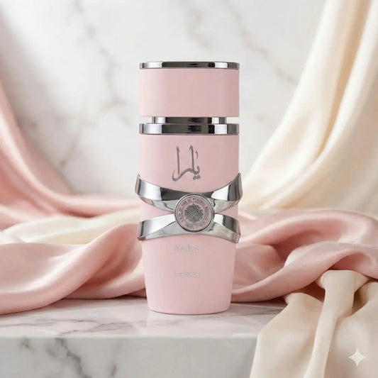 Frasco sofisticado do perfume árabe Lattafa Yara em mármore branco e seda rosa, com iluminação de joalheria, transmitindo elegância e a popularidade de um perfume feminino viral. Tech Vibe